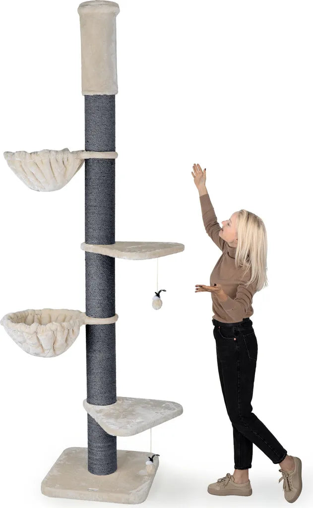 Vrouwen die naast een Felino Krabtoren met verstelbare hoogte in beige en grijze kleur staan