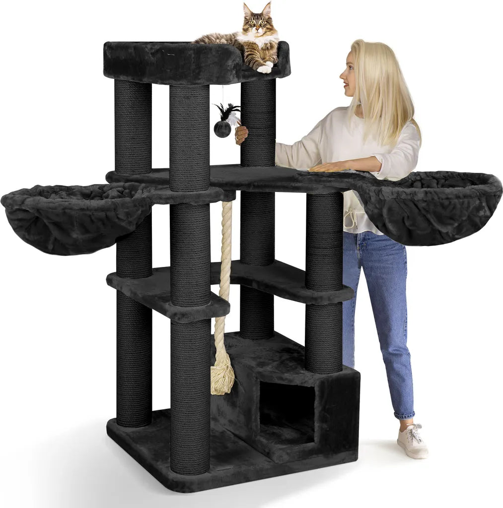 Een vrouw die naast De Fluwelen Toren in zwarte kleur staat