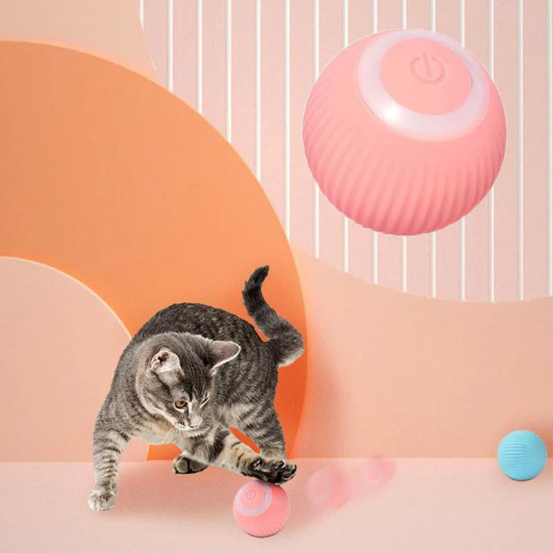 Een speelse kat slaat naar de Interactieve Smart Bal, volledig geboeid en vermaakt door de interactieve bewegingen, wat zorgt voor een leuk en stimulerend speelmoment