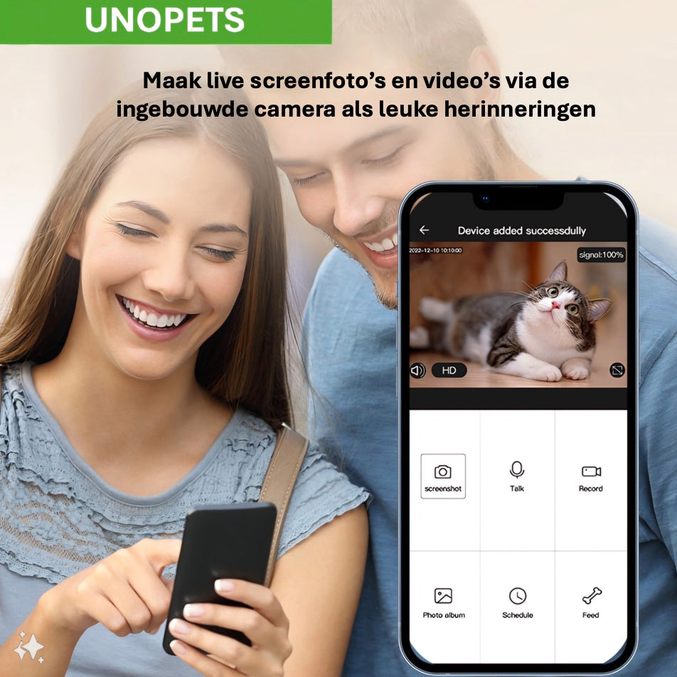 Een stel houdt een telefoon vast en monitort hun kat via de ingebouwde camera van de Unopets 3L Automatische Voerbak, zodat ze het voedingsschema van hun huisdier vanaf elke locatie in de gaten kunnen houden.