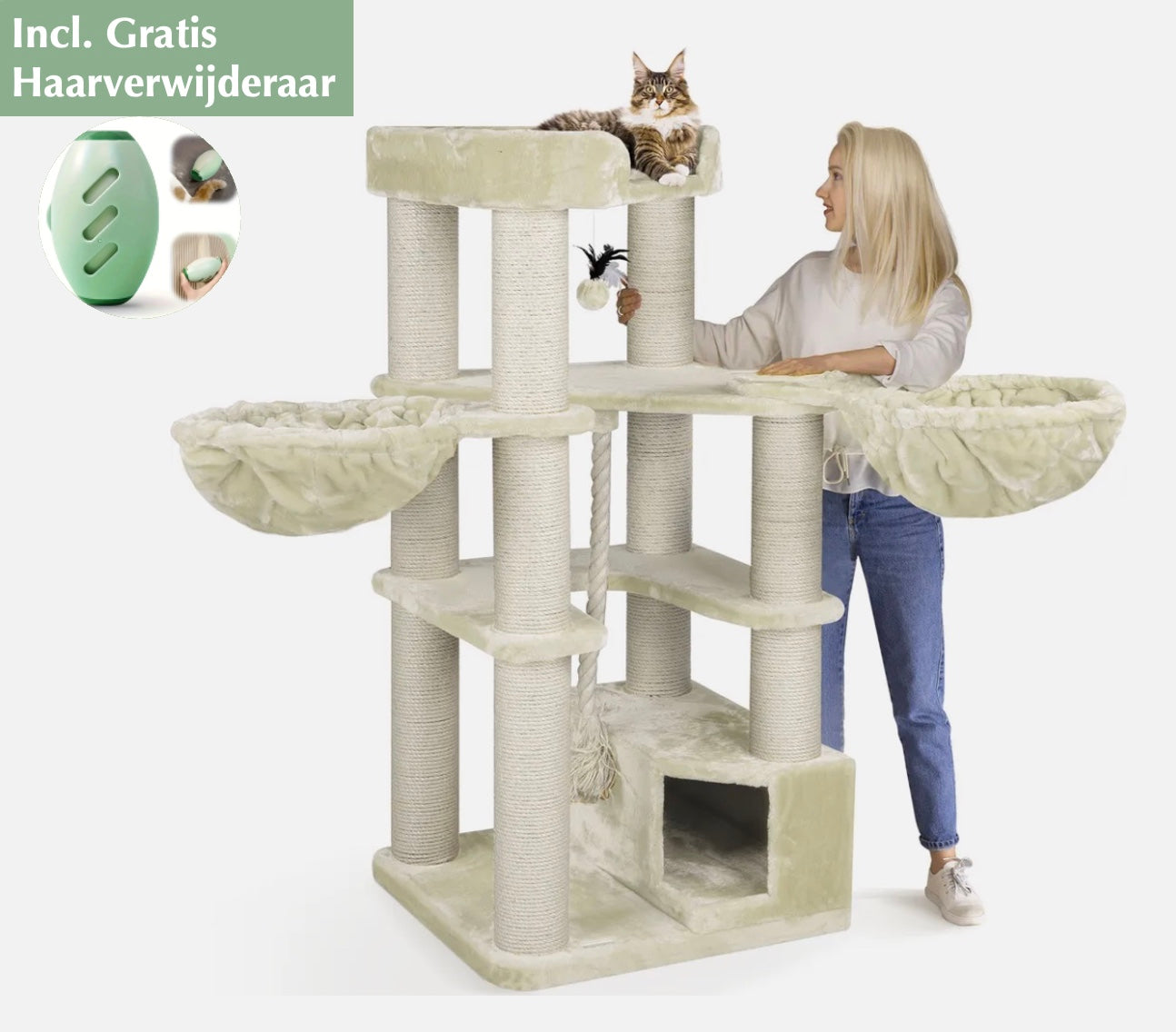 Vrouwen die naast De Fluwelen Toren in beige staan, met een dierenharenverwijderaar