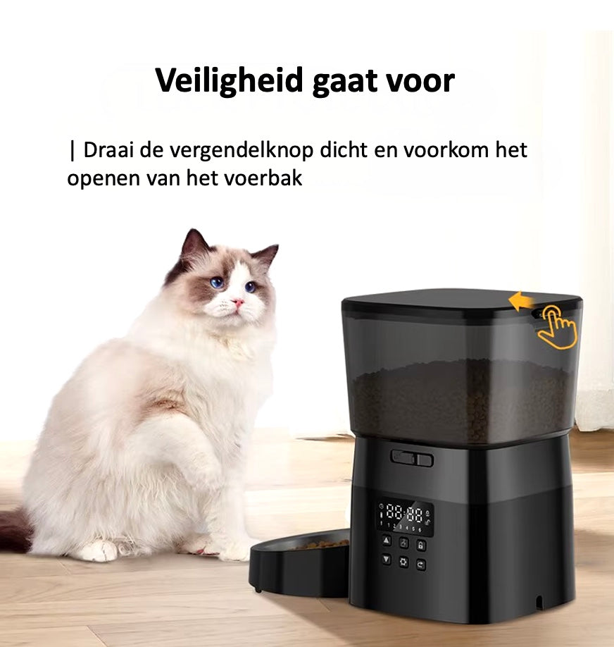 Een kat zit op de vloer naast een 2L Automatische Voerbak en bekijkt het apparaat nieuwsgierig, geïntrigeerd door de functionaliteit in een gezellige omgeving