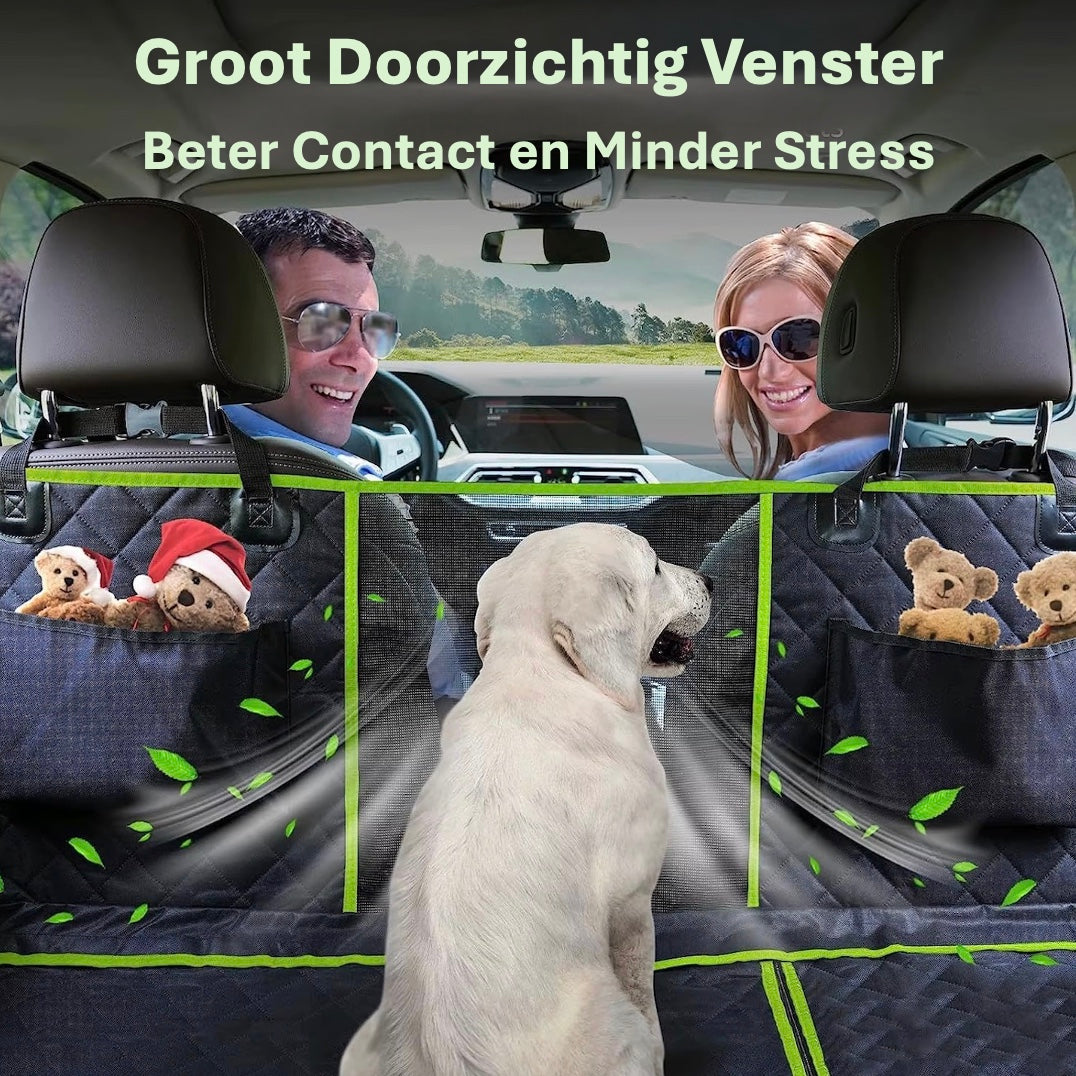 Een man en vrouw zitten op de voorstoelen van hun auto en kijken achter naar hun hond op de achterbank, die zit op de Unopets hondenhoes voor auto's. Door een doorzichtig venster in de hoes kunnen ze contact houden met de hond, wat stress voorkomt. Daarnaast zijn er twee opbergzakken zichtbaar in de hoes, die extra opbergruimte bieden.