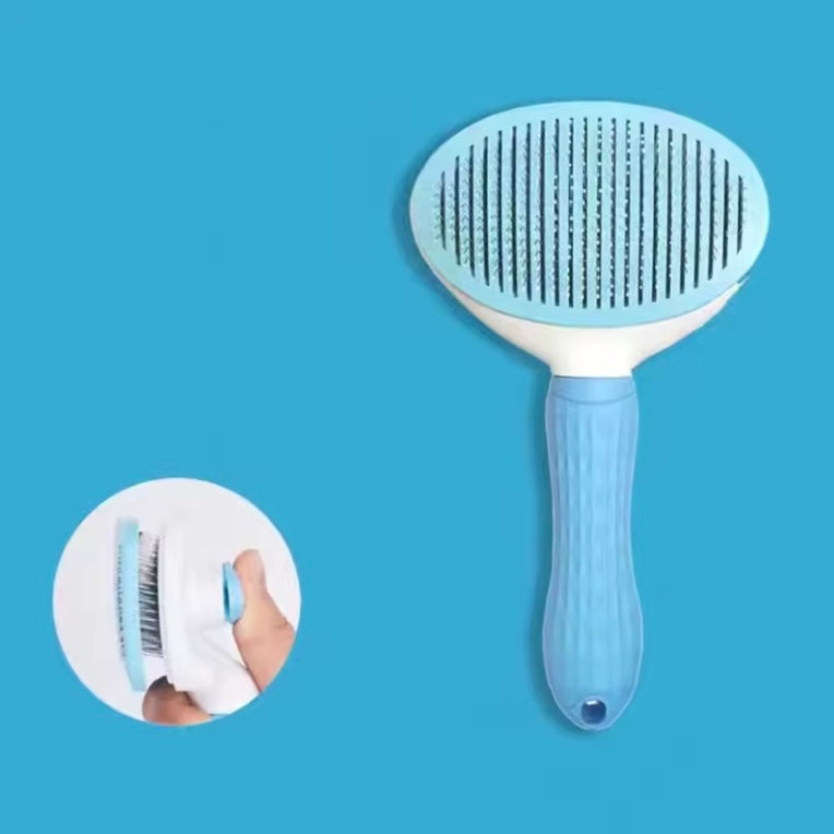 Een hand houdt de blauwe Hair Brush Animal Grooming Brush vast, klaar om moeiteloos door de vacht van je huisdier te glijden. Met de zachte borstelharen naar beneden, maakt het de vacht glad en ontwart het, waardoor deze glanzend, zacht en soepel blijft, voor een ontspannende verzorgingssessie