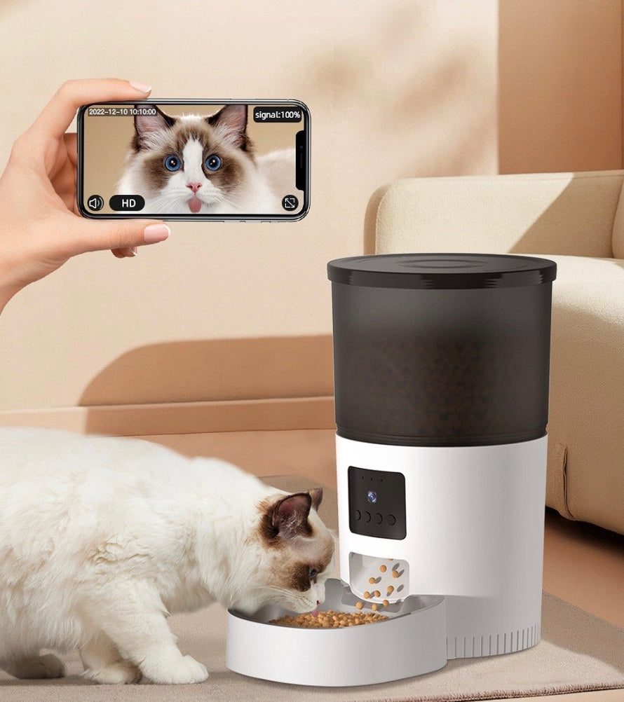 Een kat eet uit een Unopets 3L Automatische Voerbak, waarbij de ingebouwde camera wordt getoond voor monitoring en gemak