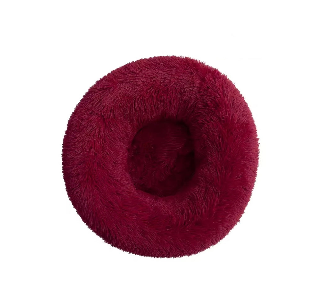 Bordeauxrode ronde huisdierenmand van Unopets Hond & Kat Mand, die een knusse en stijlvolle plek biedt voor je hond of kat om te ontspannen