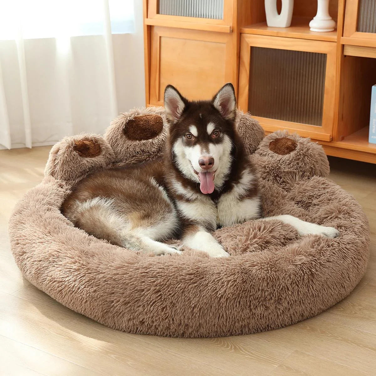 Een huskyhond rust comfortabel uit op een groot orthopedisch hondenbed van Unopets