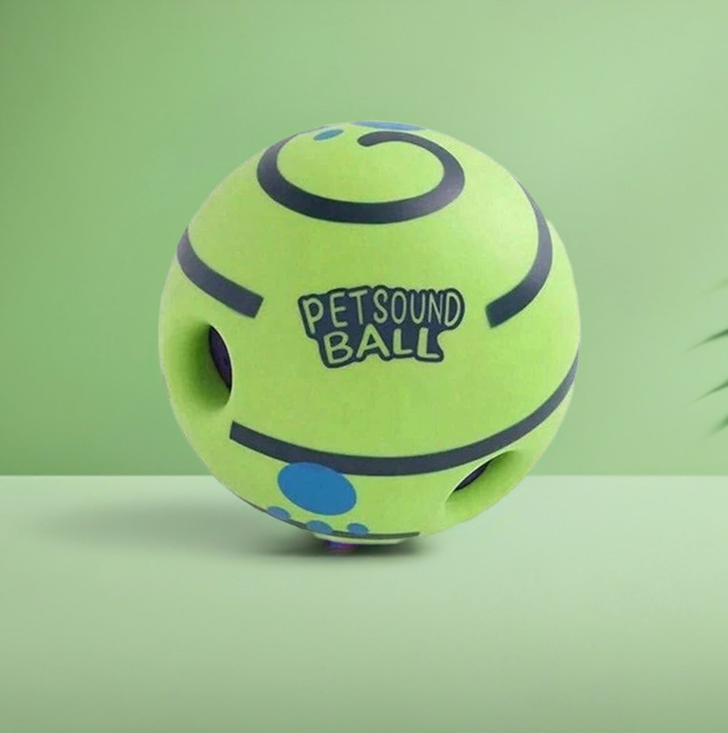 Groene Magic Ball van Unopets bedekt met een blauwe pootafdruk, vertoont een speels en levendig ontwerp