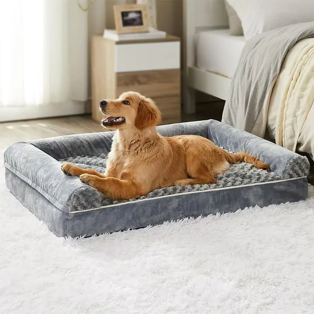 Een golden retriever rust comfortabel uit op een orthopedisch hondenbed in een gezellige slaapkamer