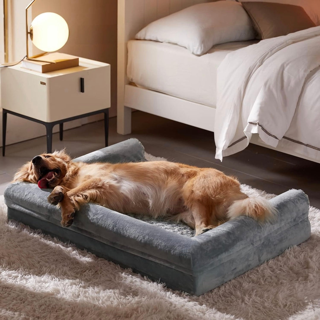 Golden Retriever rust op een grijs orthopedisch hondenbed in een gezellige slaapkamer voor ultiem comfort