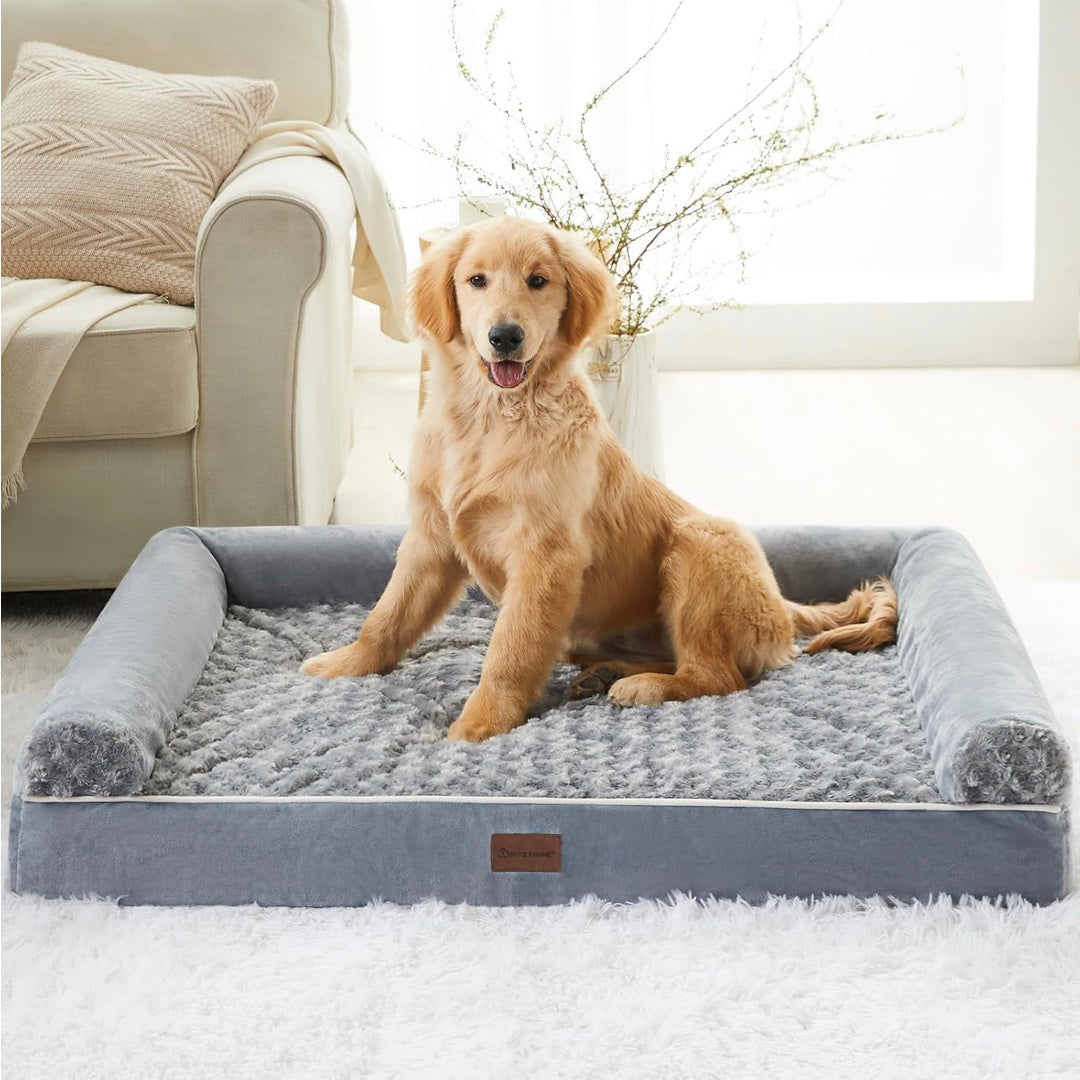Golden Retriever zit op een grijs orthopedisch hondenbed in de woonkamer voor optimaal comfort