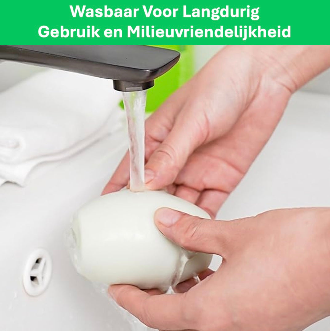 Een man die demonstreert hoe je de lintroller voor het verwijderen van dierenharen op je kleding, op de juiste manier wast.