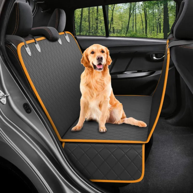 Een Labrador zit op de achterbank van een auto op een Waterdichte Beschermhoes om krassen, vuil en haren te voorkomen en de auto schoon te houden – perfect voor comfortabel en huisdiervriendelijk reizen.