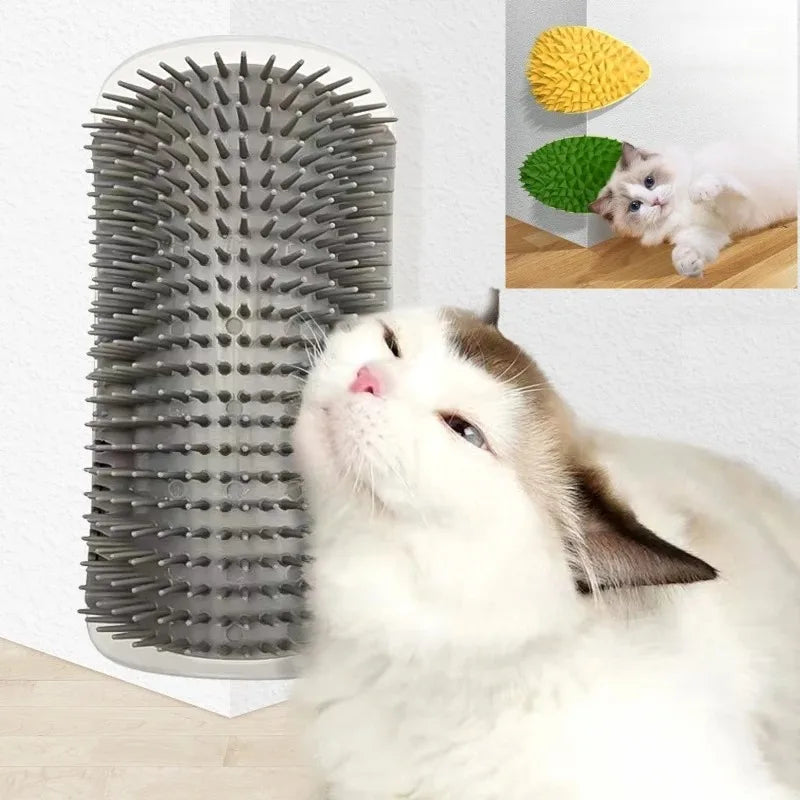 Kat krabt zich aan een grijze Kattenmassageborstel, een verzorgingstool gemaakt voor ontspanning, zelfzorg en optimaal comfort met kleefstrips