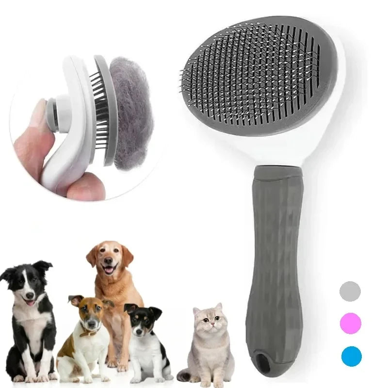 Een hand houdt de grijze Hair Brush Animal Grooming Brush vast, klaar om moeiteloos door de vacht van je huisdier te werken. Met de zachte borstelharen naar beneden, maakt het de vacht voorzichtig glad en ontwart het, waardoor deze glanzend, soepel en zacht blijft voor een comfortabele verzorgingservaring