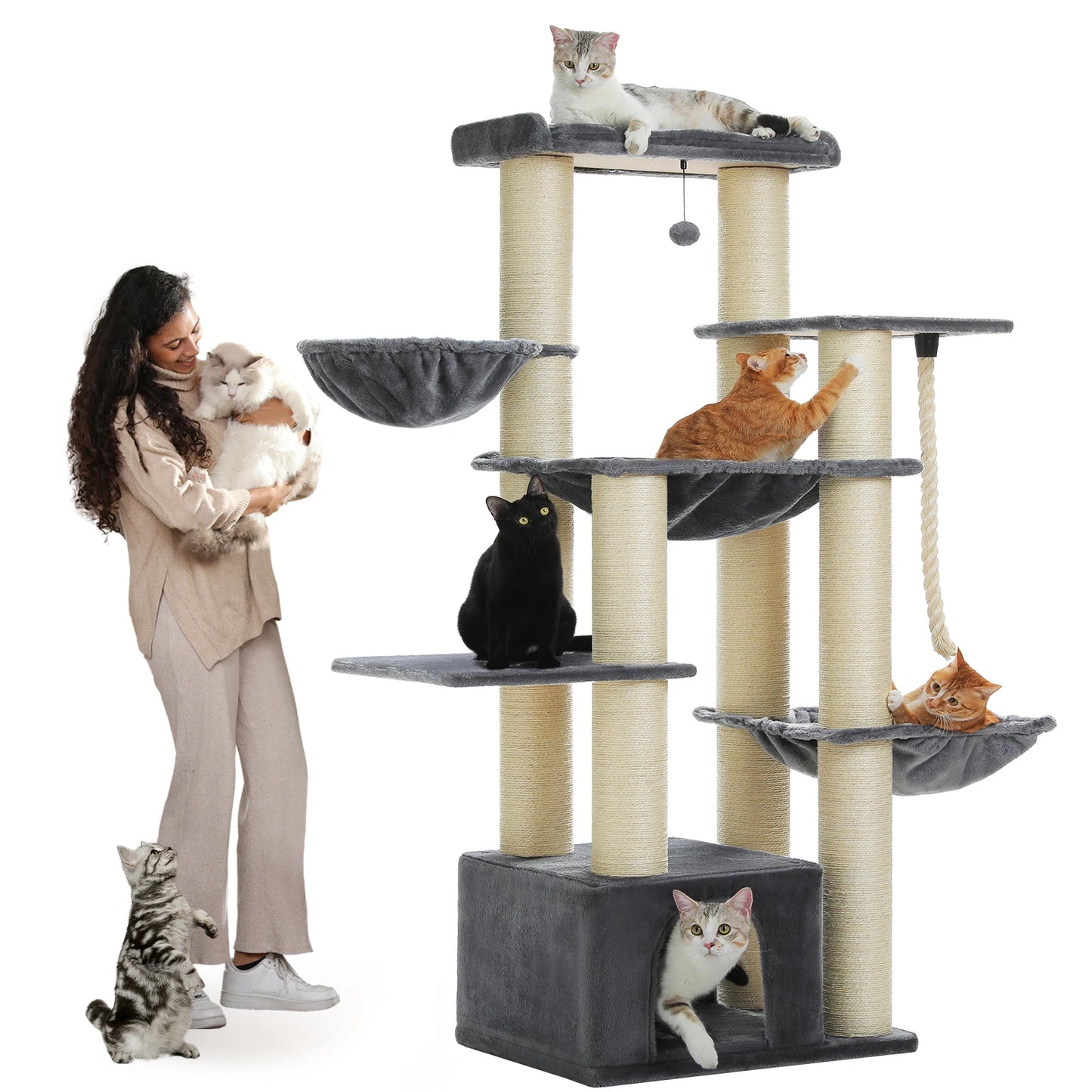 Vrouw staat naast de Maine Coon Speeltoren XXL met katten op een witte achtergrond