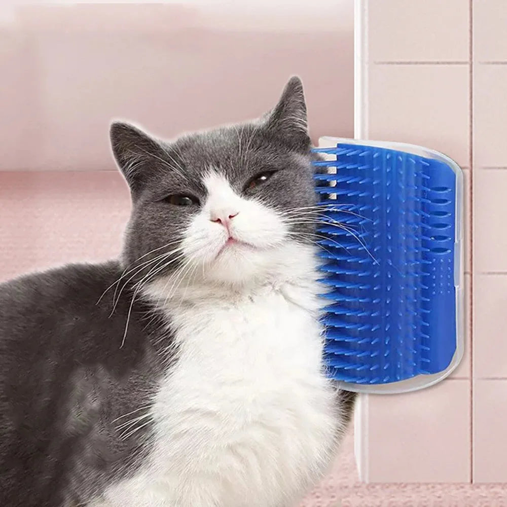 Kat krabt zich aan een blauwe Kattenmassageborstel, een verzorgingstool ontworpen voor ontspanning, zelfzorg en extra comfort met kleefstrips