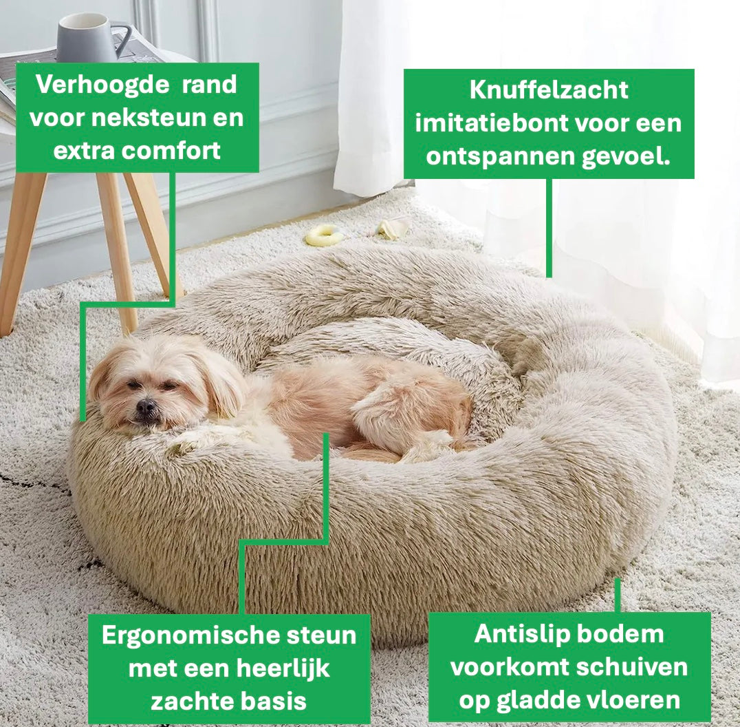 Een Nederlandse hond rust in een bruine hondenmand met een verhoogde rand voor nekondersteuning. Er worden details weergegeven van de zachte imitatiebont, ergonomische steun en de antislip bodem van de hondenmand.