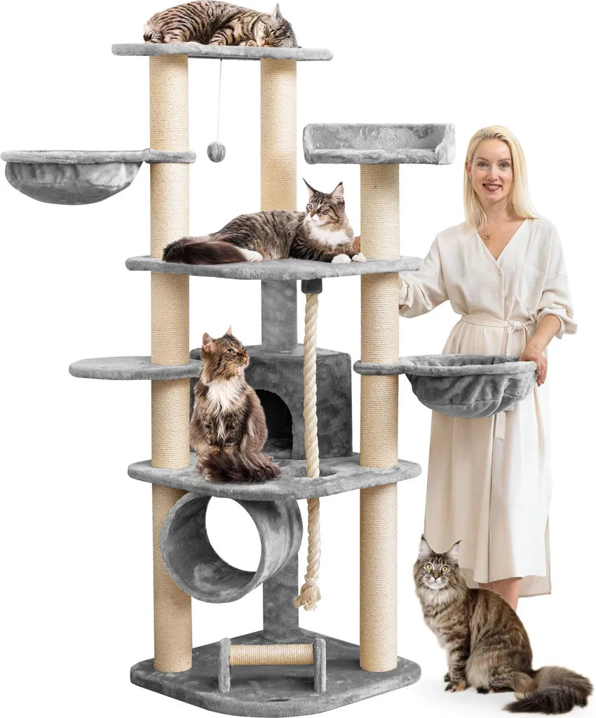 Vrouwen die naast een Elite Krabpaal in grijze en beige kleur staan met katten