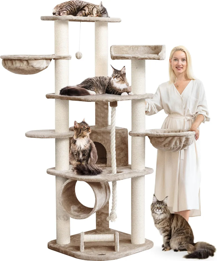 Vrouwen die naast een Elite Krabpaal in beige kleur staan met katten
