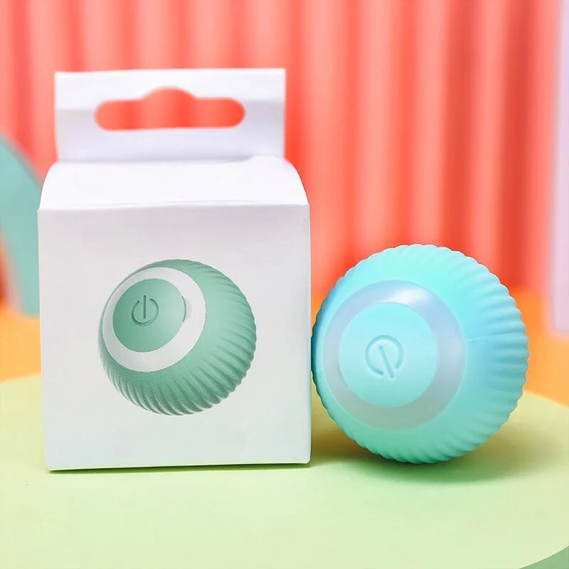 De Interactieve Smart Bal en zijn doos staan naast elkaar, waarbij het strakke ontwerp van de bal en de aantrekkelijke verpakking worden benadrukt, met de nadruk op de innovatieve functies en duurzaamheid