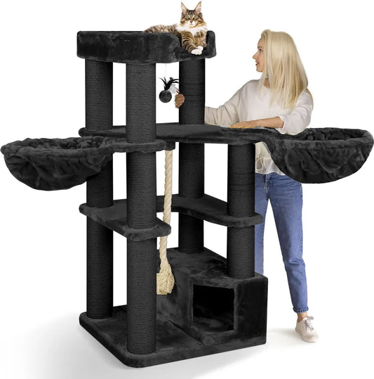 Een vrouw die naast De Fluwelen Toren in zwarte kleur staat