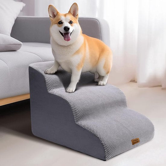 Anti-slip huisdieren trap voor honden en katten, ideaal voor oudere of minder mobiele dieren. Maakt het makkelijk om de bank en het bed te bereiken. Bekleed met corduroy voor grip en heeft een antislip onderkant voor stabiliteit. Gemaakt van duurzaam sponsmateriaal met afneembare, machinewasbare hoes. Boogontwerp beschermt gewrichten en ondersteunt tot 80 kg. Afmetingen: 60x33x30 cm, kleuren: grijs en zwart.