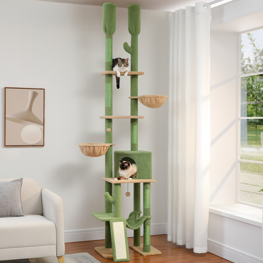 Een Double Fun Speeltoren krabpaal met meerdere niveaus, waarop een pluizige kat ontspannen op de hoogste zitplaats ligt. De boom biedt voldoende ruimte om te klimmen, te loungen en te spelen, waardoor het de ideale plek is voor je kat om te ontspannen.