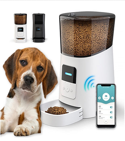 Slimme automatische voerbak voor katten en honden met 6 liter capaciteit. Ideaal voor drukke gezinnen met instelbare 15 maaltijden per dag. Bevat spraakopnamefunctie voor persoonlijke aanspraak. Gebruiksvriendelijke app voor het aanpassen van tot 50 porties per dag. Luchtdichte afsluiting voor vers voer, met noodbatterij voor voedselzekerheid. Smartfuncties werken op 2,4 GHz, geschikt voor droogvoer tot 15 mm. Afmetingen: 19,5x35,7x32,1 cm, gewicht: 2,1 kg. Geschikt voor alle huisdieren, inclusief kittens.