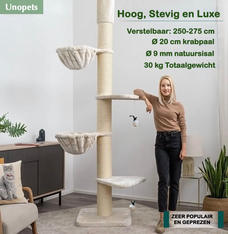 Een vrouw staat naast een hoge krabpaal van Unopets waarbij de afmetingen van de Felino krabpaal worden vertoond