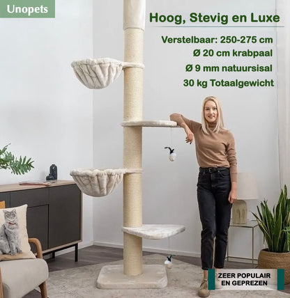 Een vrouw staat naast een hoge krabpaal van Unopets waarbij de afmetingen van de Felino krabpaal worden vertoond