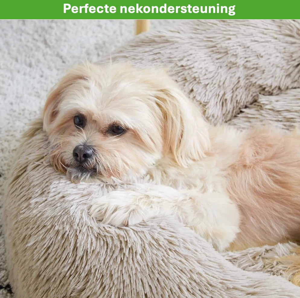 De Unopets mand voor katten en honden biedt optimaal ligcomfort en ondersteuning voor je kat of hond, dankzij de extra pluche vulling. Verkrijgbaar in grijs en bruin, past deze mand perfect in elk interieur. Gemaakt van duurzaam nylon met een fluffy buitenkant, zorgt het voor een warme en veilige slaapplek!