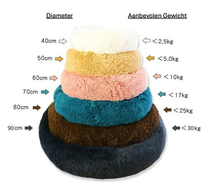 De Unopets mand voor katten en honden biedt optimaal ligcomfort en ondersteuning voor je kat of hond, dankzij de extra pluche vulling. Verkrijgbaar in grijs en bruin, past deze mand perfect in elk interieur. Gemaakt van duurzaam nylon met een fluffy buitenkant, zorgt het voor een warme en veilige slaapplek!