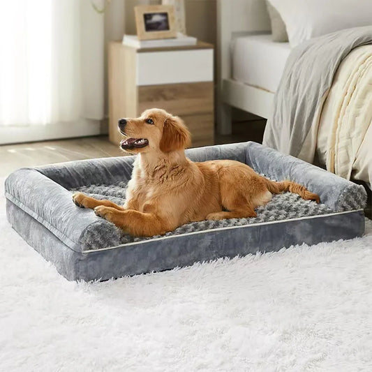 Een golden retriever rust comfortabel uit op een orthopedisch hondenbed in een gezellige slaapkamer