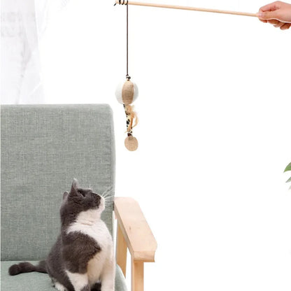 Klassieke kattenhengel voor actieve katten, gemaakt van hoogwaardige materialen zoals hout, veer en katoen. Ontworpen voor stimulatie en interactie, met een schattig belletje voor extra speelplezier. Perfect om de jachtinstincten van je kat te prikkelen en haar dagelijkse routine te verrijken.