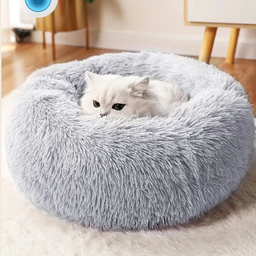 De Unopets mand voor katten en honden biedt optimaal ligcomfort en ondersteuning voor je kat of hond, dankzij de extra pluche vulling. Verkrijgbaar in grijs en bruin, past deze mand perfect in elk interieur. Gemaakt van duurzaam nylon met een fluffy buitenkant, zorgt het voor een warme en veilige slaapplek!