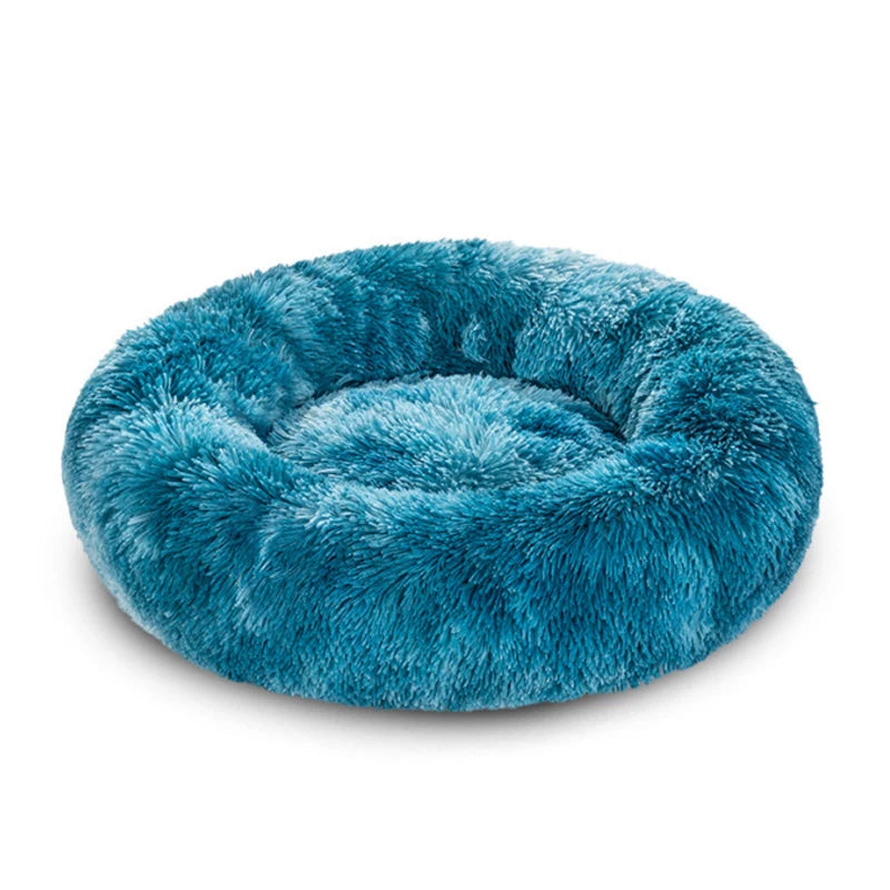 De Unopets mand voor katten en honden biedt optimaal ligcomfort en ondersteuning voor je kat of hond, dankzij de extra pluche vulling. Verkrijgbaar in grijs en bruin, past deze mand perfect in elk interieur. Gemaakt van duurzaam nylon met een fluffy buitenkant, zorgt het voor een warme en veilige slaapplek!