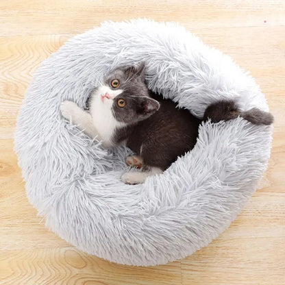 De Unopets mand voor katten en honden biedt optimaal ligcomfort en ondersteuning voor je kat of hond, dankzij de extra pluche vulling. Verkrijgbaar in grijs en bruin, past deze mand perfect in elk interieur. Gemaakt van duurzaam nylon met een fluffy buitenkant, zorgt het voor een warme en veilige slaapplek!