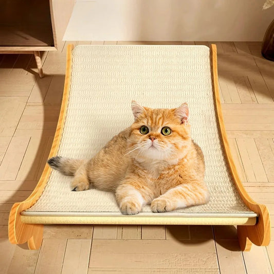 Een kat luiert op een gezellige bed in een kamer, de Unopets krabmeubel van sisalstof, perfect om te krabben en te spelen.