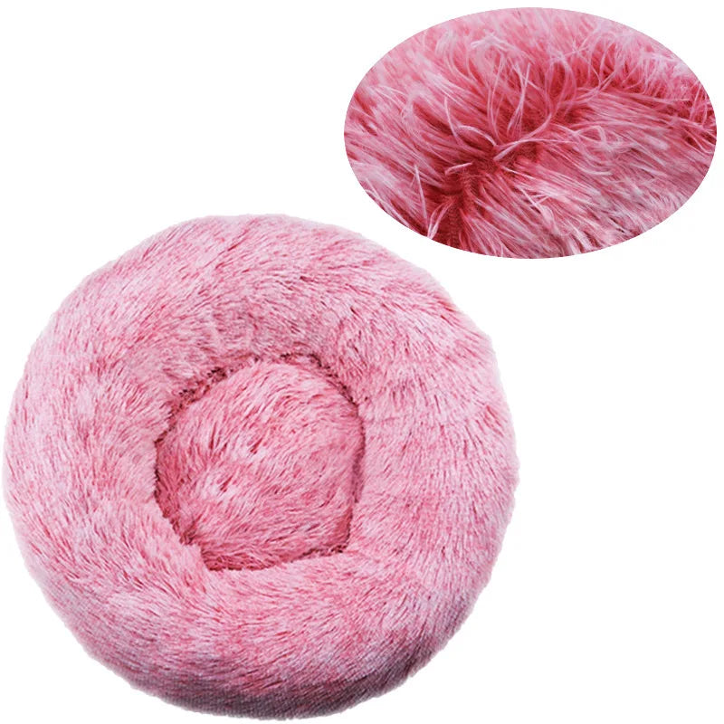 De Unopets mand voor katten en honden biedt optimaal ligcomfort en ondersteuning voor je kat of hond, dankzij de extra pluche vulling. Verkrijgbaar in grijs en bruin, past deze mand perfect in elk interieur. Gemaakt van duurzaam nylon met een fluffy buitenkant, zorgt het voor een warme en veilige slaapplek!