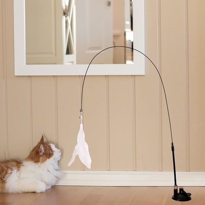 Een kat staart geconcentreerd naar het Betoverende Speelhengel veerspeelgoed, volledig gefocust en betrokken bij de speelse activiteit.