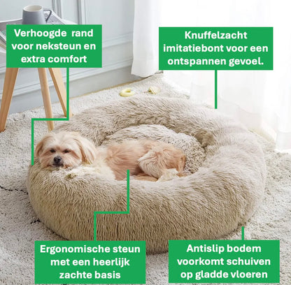 Een Nederlandse hond rust in een bruine hondenmand met een verhoogde rand voor nekondersteuning. Er worden details weergegeven van de zachte imitatiebont, ergonomische steun en de antislip bodem van de hondenmand. 