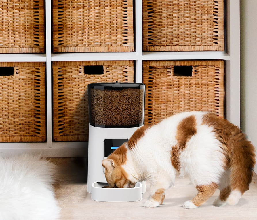 Slimme automatische voerbak voor katten en honden met 6 liter capaciteit. Ideaal voor drukke gezinnen met instelbare 15 maaltijden per dag. Bevat spraakopnamefunctie voor persoonlijke aanspraak. Gebruiksvriendelijke app voor het aanpassen van tot 50 porties per dag. Luchtdichte afsluiting voor vers voer, met noodbatterij voor voedselzekerheid. Smartfuncties werken op 2,4 GHz, geschikt voor droogvoer tot 15 mm. Afmetingen: 19,5x35,7x32,1 cm, gewicht: 2,1 kg. Geschikt voor alle huisdieren, inclusief kittens.