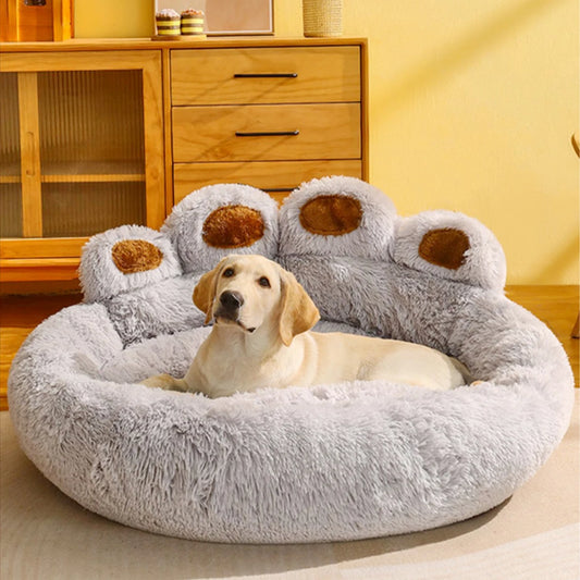 Een hond comfortabel liggend in een orthopedische hondenmand van Unopets, zijn twee voorpoten showend terwijl hij geniet van het hoogwaardig, zachte materiaal